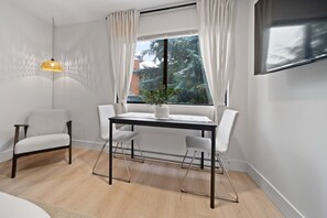 Interior - The Alpine Alcove w Pool & Hot Tub (Whistler)