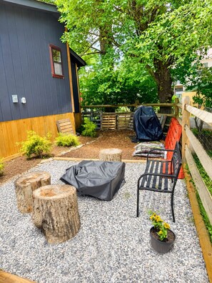 A patio area with a bench, a covered seating area, and a small table. - New Cottage, Premium Comfort, Blue Ridge Mtns, Ski, Golf (Newland)