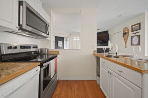 Coffee/tea maker, fridge, microwave, oven - Lost Lagoon Whistler Village - Studio w/ Mountain Views & Free Parking (Whistler)