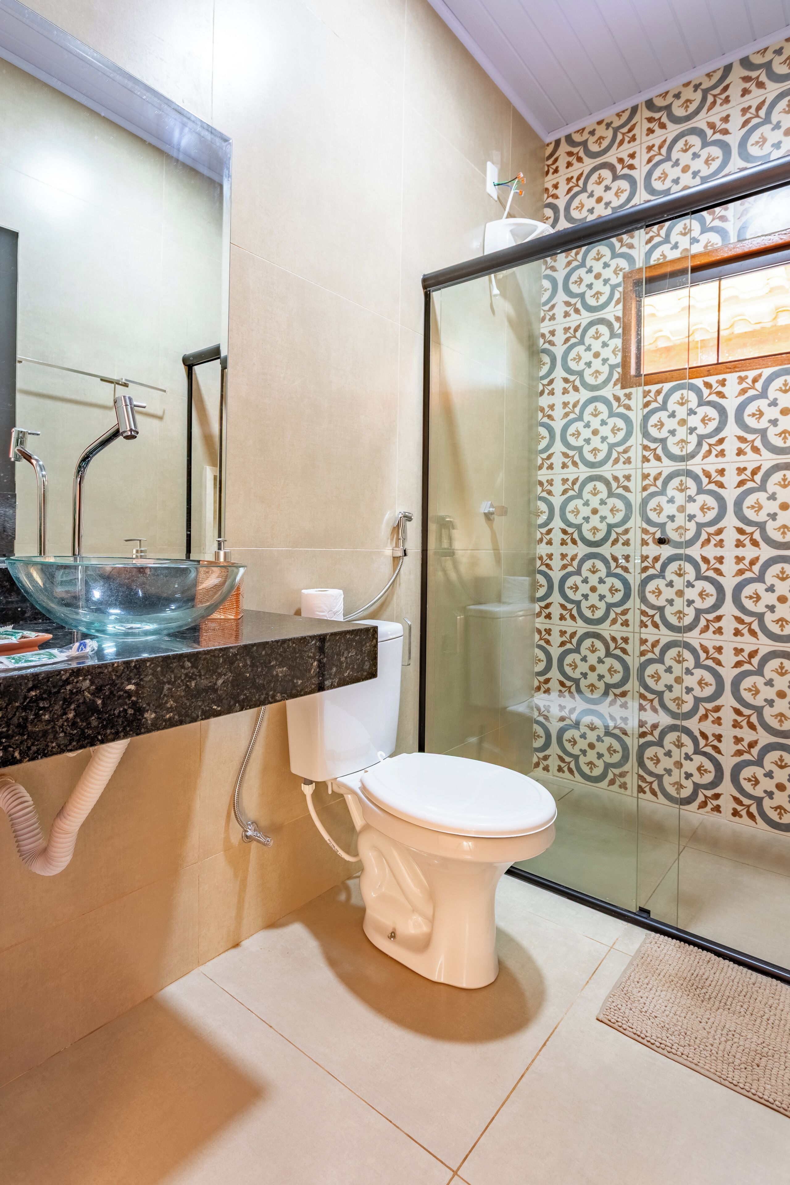 Chalet | Bathroom | Shower, soap, shampoo, toilet paper
