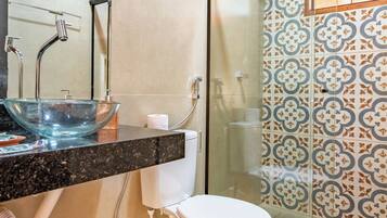 Chalet | Bathroom | Shower, soap, shampoo, toilet paper