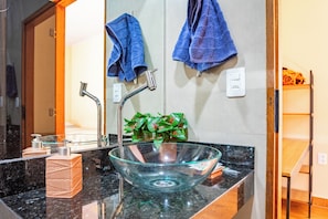 Chalet | Kamar mandi | Shower, sabun, sampo, dan tisu toilet
