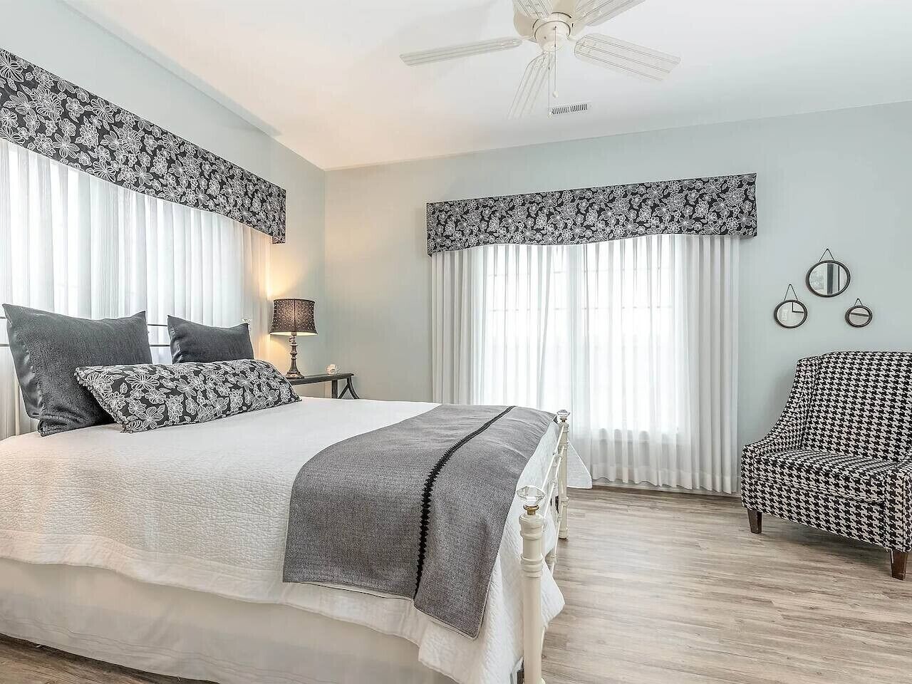 4 bedrooms, desk, iron/ironing board, WiFi