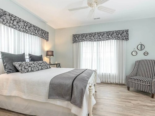 Exclusive 40 acre retreat w/ Pool & Hot Tub!