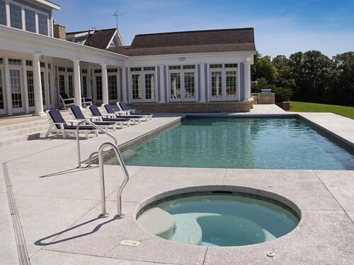 Exclusive 40 acre retreat w/ Pool & Hot Tub!