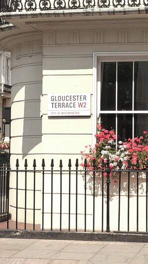 A building with a sign reading 'Gloucester Terrace W2, City of Westminster.' - Cozy London Apartment With City Views (London)