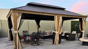 Outdoor dining - Tiny living Big Amenities w/ kitchenet, pool & gym (Phoenix)