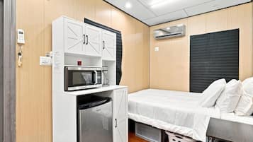 Een bureau, een strijkplank/strijkijzer, gratis wifi, beddengoed