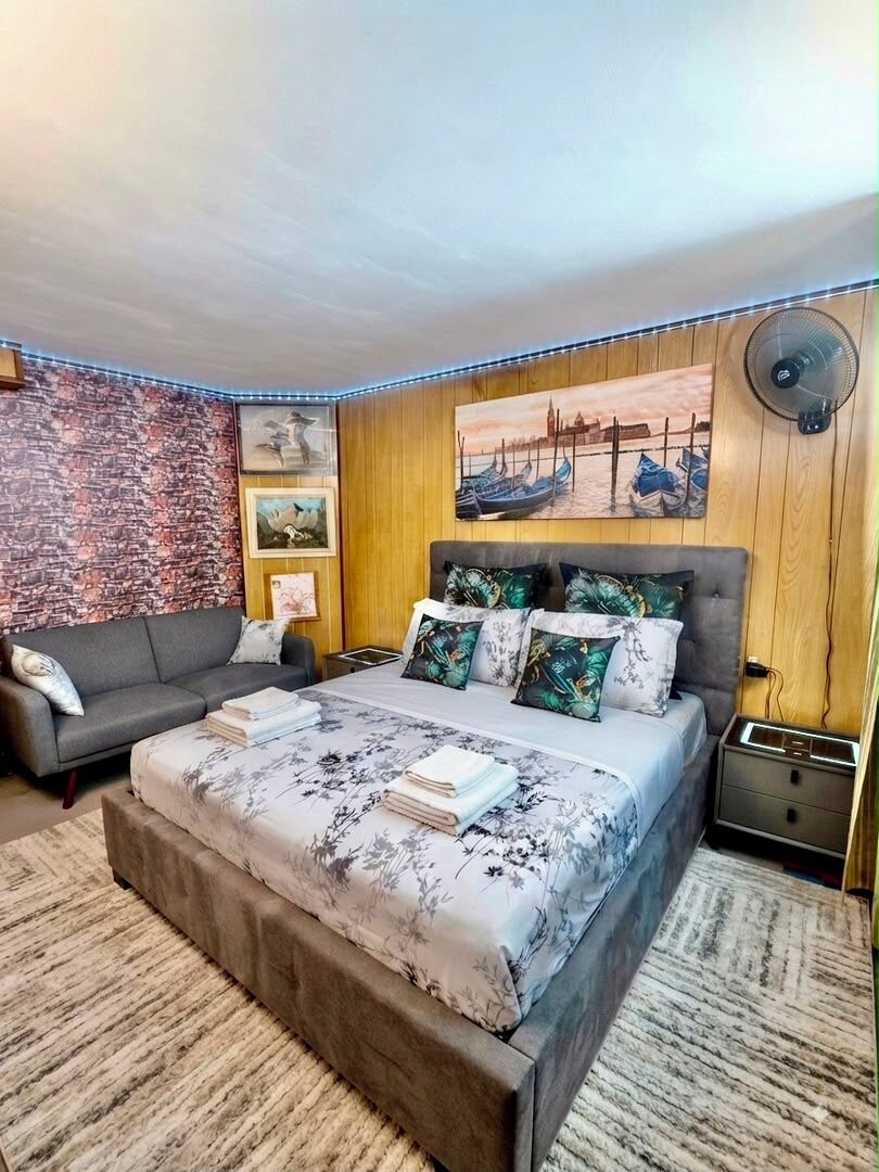 1 dormitorio, tabla de planchar con plancha, wifi y ropa de cama