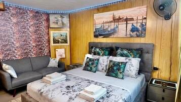 1 dormitorio, tabla de planchar con plancha, wifi y ropa de cama