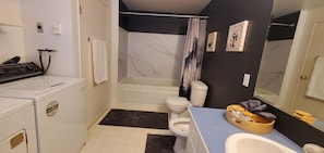Een haardroger, een bidet, handdoeken, zeep