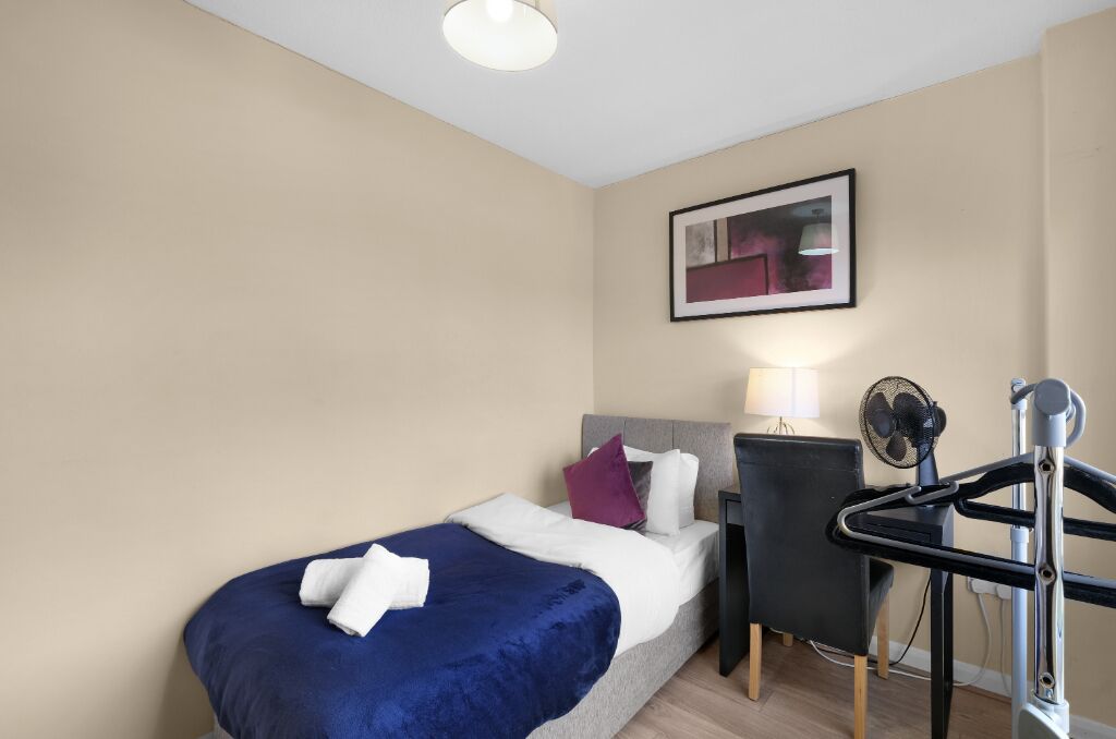 4 bedrooms, iron/ironing board, WiFi, bed sheets