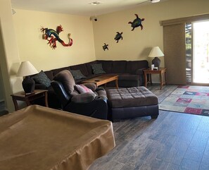 Smart-TV, DVD-spiller, bøker og filmbibliotek