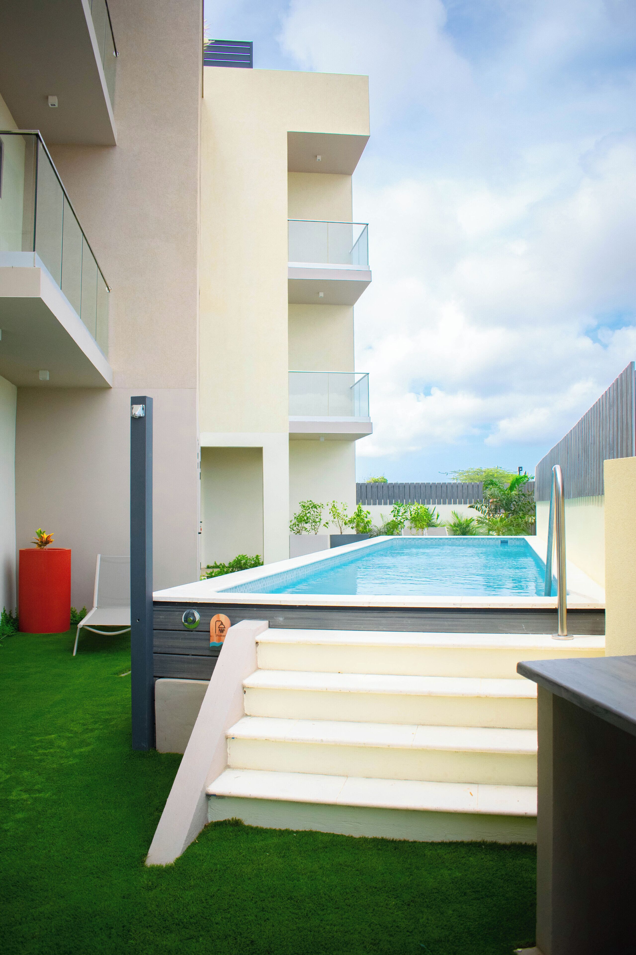 2 outdoor pools