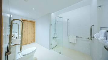 Exclusive Room | Bathroom | Shower, free toiletries, hair dryer, towels