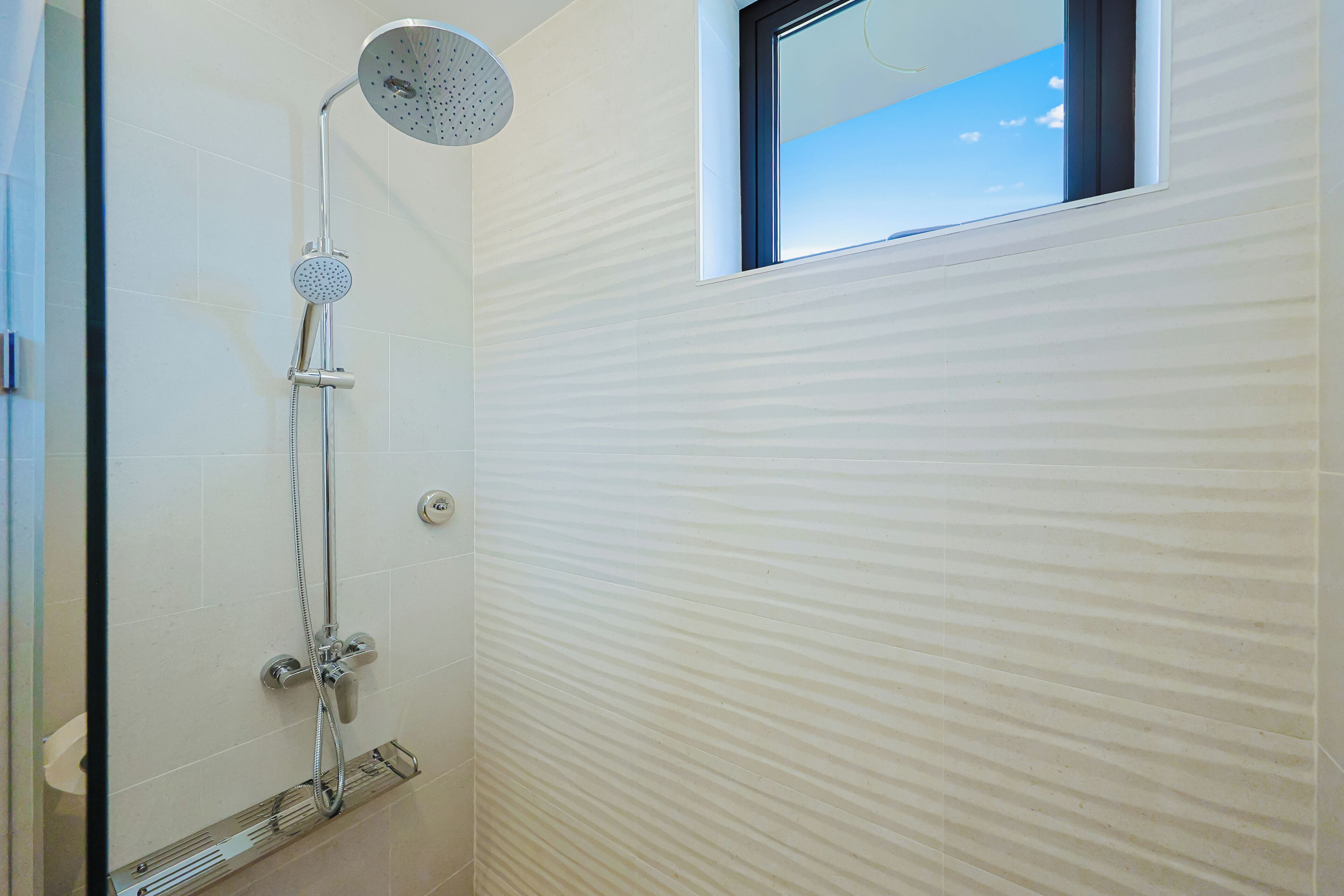 Studio Standard | Salle de bain | Douche, articles de toilette (gratuits), séchoir à cheveux