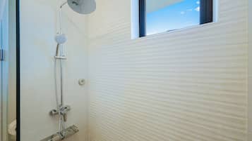 Studio Standard | Salle de bain | Douche, articles de toilette (gratuits), séchoir à cheveux