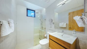 Deluxe Studio | Bathroom | Shower, free toiletries, hair dryer, towels