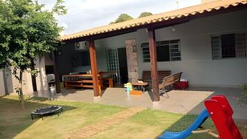 Vila Basic | Tempat makan outdoor