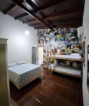Villa básica | Escritorio y espacio para trabajar con un portátil