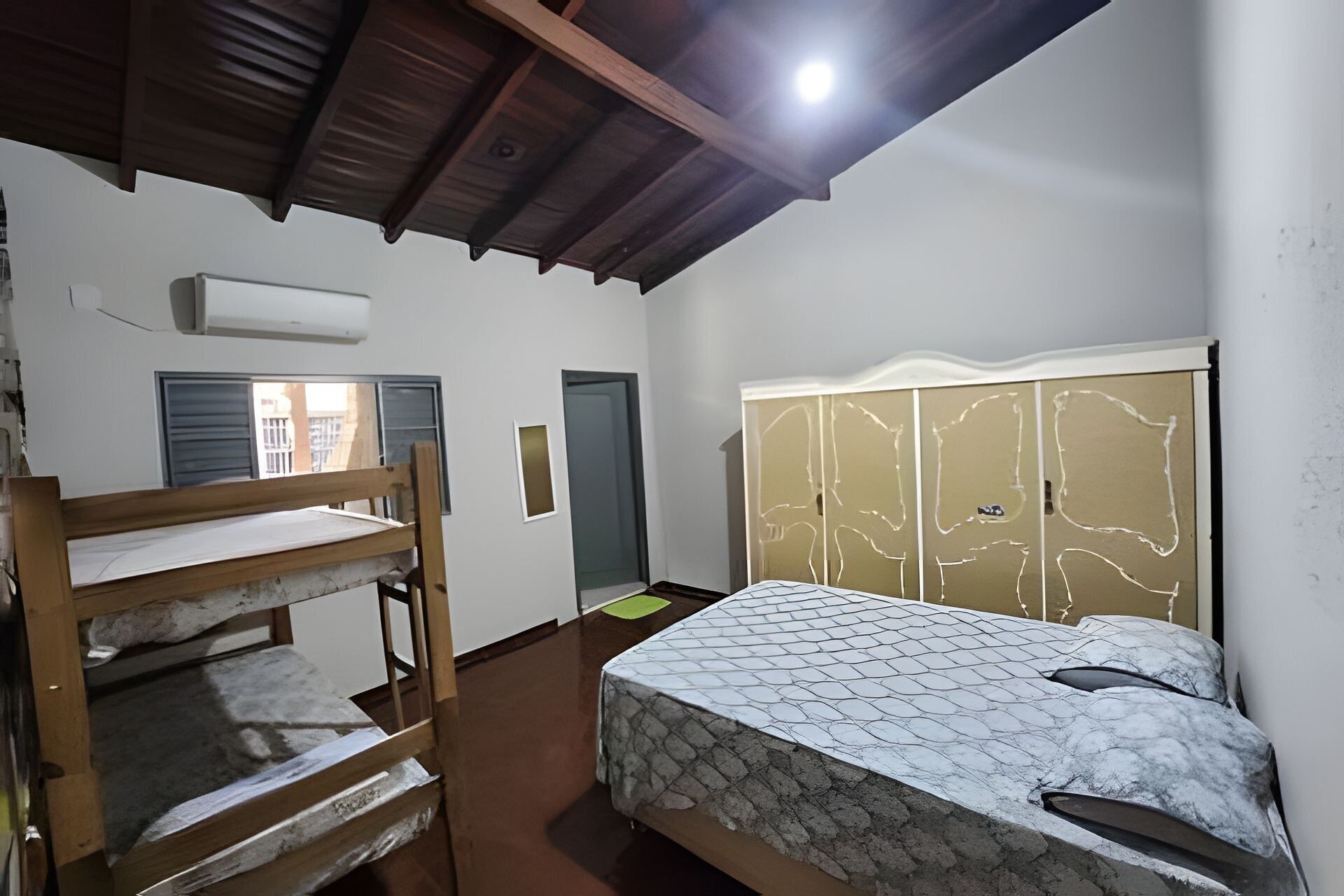 Villa básica | Escritorio y espacio para trabajar con un portátil