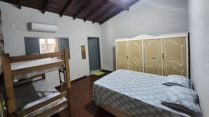 A room with a bunk bed, a wardrobe with a patterned design, and a door. - DOURADOS GUEST FLAT (Dourados)