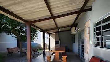 Vila Basic | Tempat makan outdoor
