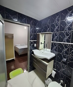 Villa básica | Baño | Ducha, toallas y papel higiénico