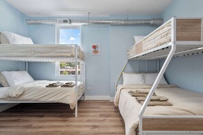 Una habitación con literas, una ventana y vistas al exterior.