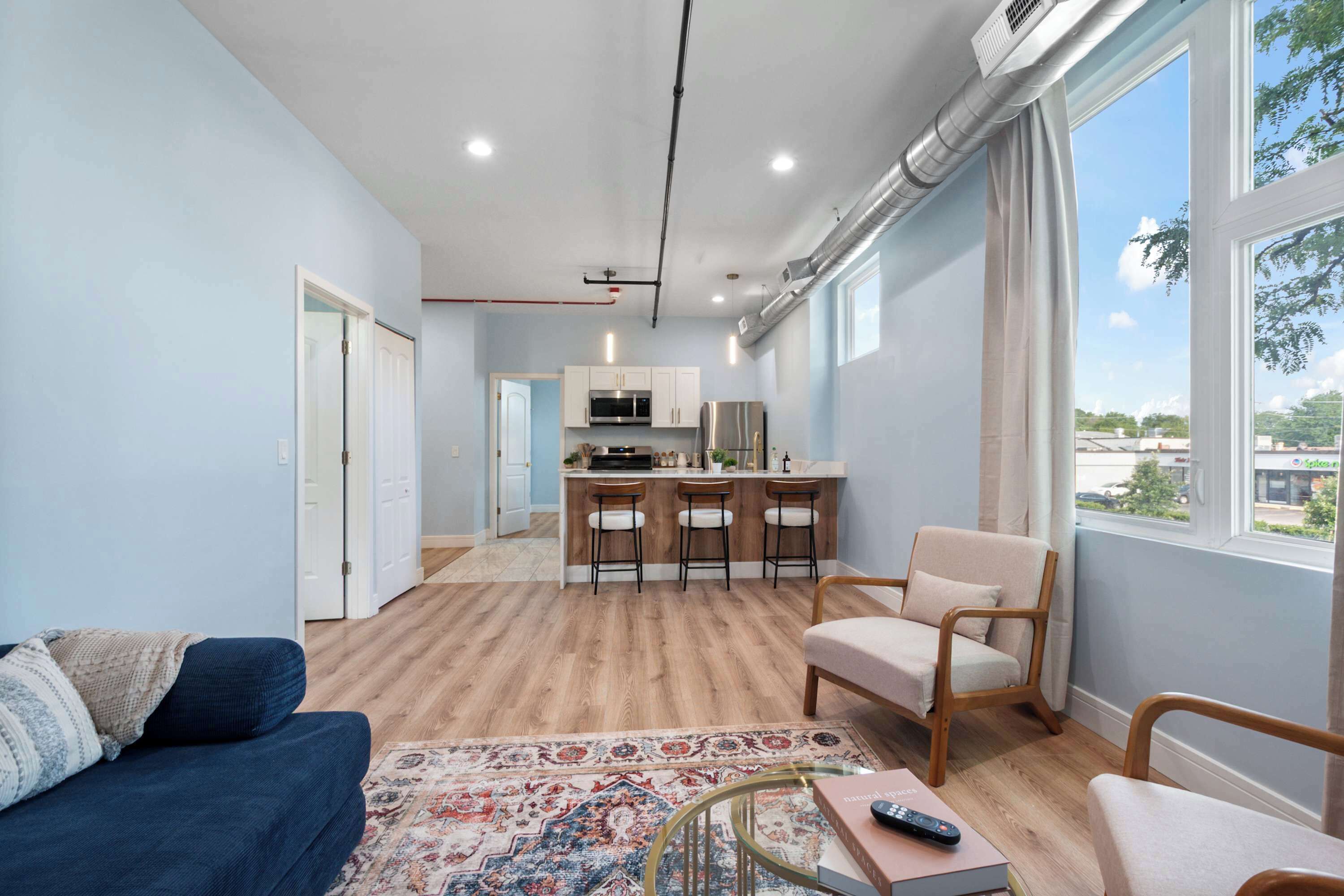 Um apartamento moderno com sala de estar, cozinha e espaço para refeições.