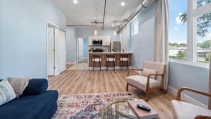 Living area - Near Chicago - Sleeps 10 - Westchester (Westchester)