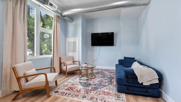 Living area - Near Chicago - Sleeps 10 - Westchester (Westchester)