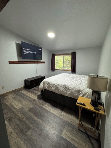 Quaint riverfront 2 bedroom apartment, just minutes out of town.