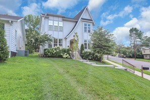 Exterior - East Nash Luxe Minutes to Nissan Stadium & Five Points (Nashville)