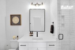 Shower, hair dryer, towels, soap - East Nash Luxe Minutes to Nissan Stadium & Five Points (Nashville)