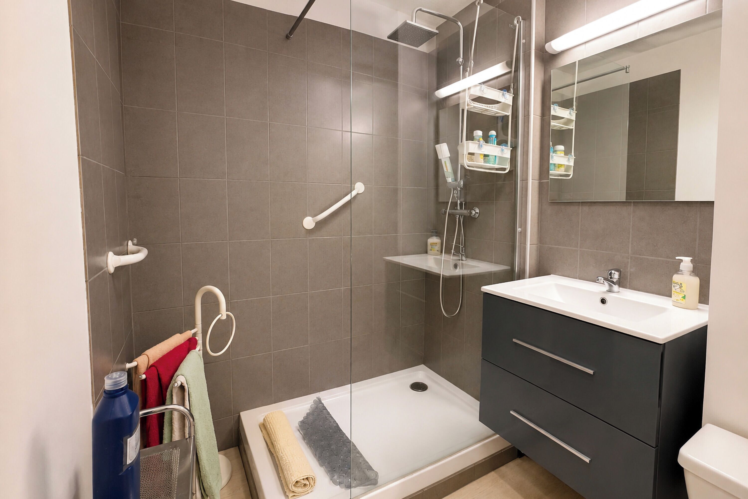 Une salle de bain moderne équipée d’une douche, d’un lavabo et de toilettes.