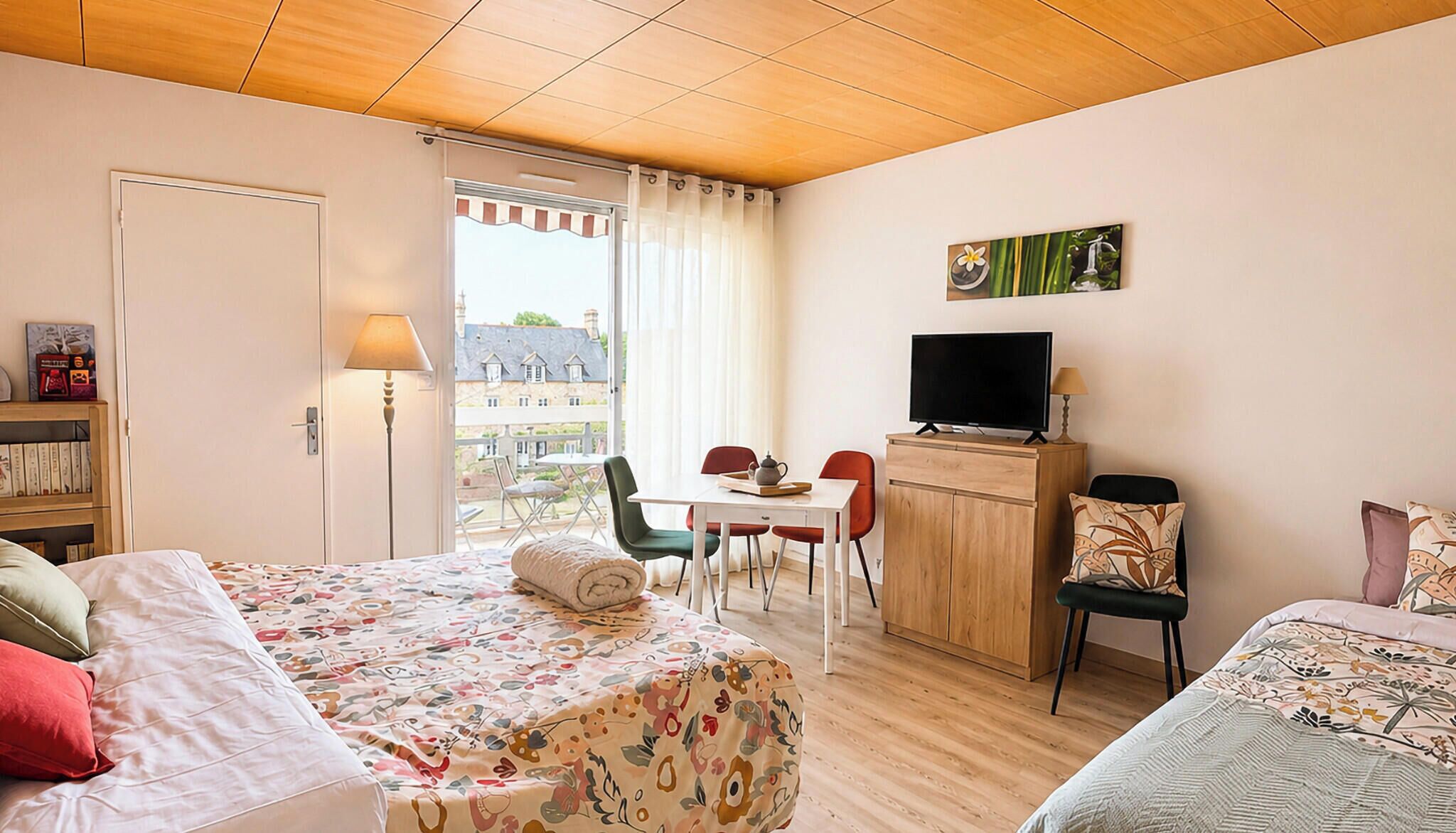 Iron/ironing board, WiFi, bed sheets