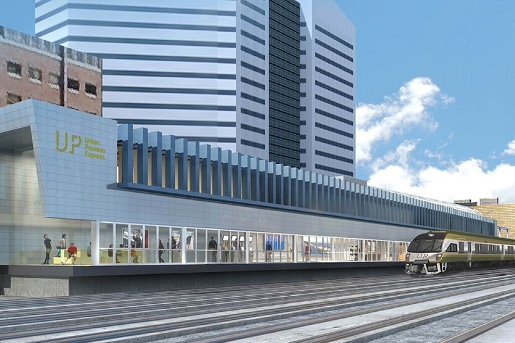 Ein moderner Bahnhof mit einem Gebäude der Union Pacific Express, einem Zug auf den Gleisen und blauem Himmel.