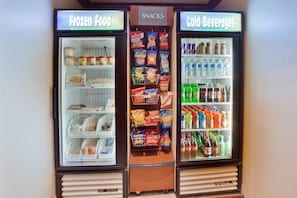 Ein Getränkeautomat mit Fächern für Tiefkühlkost, Snacks und gekühlte Getränke.