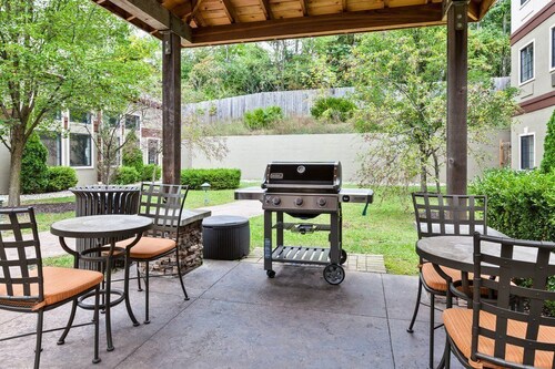 Accessible 2BR Suite w/ Tub | Breakfast + Pool