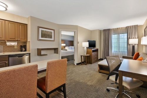 Accessible 2BR Suite w/ Tub | Breakfast + Pool
