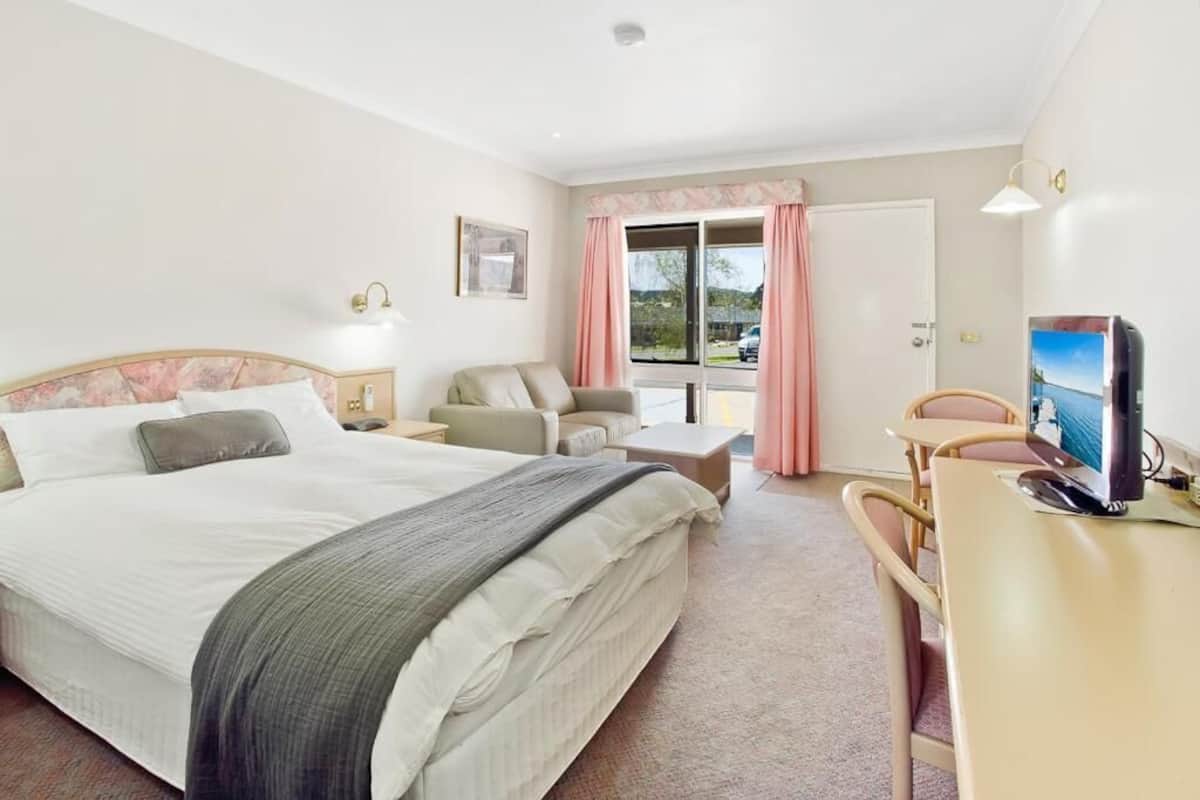 Executive Room | Desk, laptop workspace, iron/ironing board, WiFi (free)