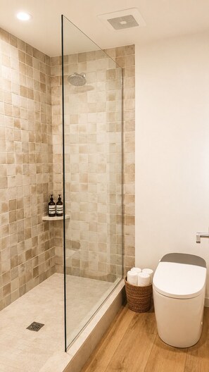 Studio, 1 Queen Bed, Non Smoking | Bathroom | Towels