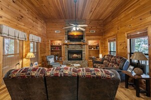Ferienhütte, Mehrere Betten, Whirlpool, Bergblick (DogWood Lodge) | Wohnbereich | 42-Zoll-Flachbildfernseher mit Digitalempfang