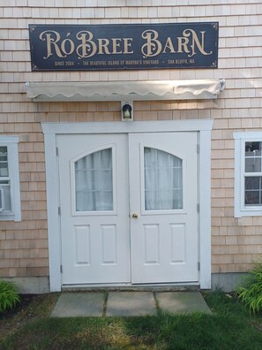A two-door white front entrance with a sign above stating 'Robree Barn' and 'The Beautiful Island of Martha's Vineyard, Oak Bluffs, MA'. - Charming 1-bedroom bungalow with AC in Oak Bluffs (Oak Bluffs)
