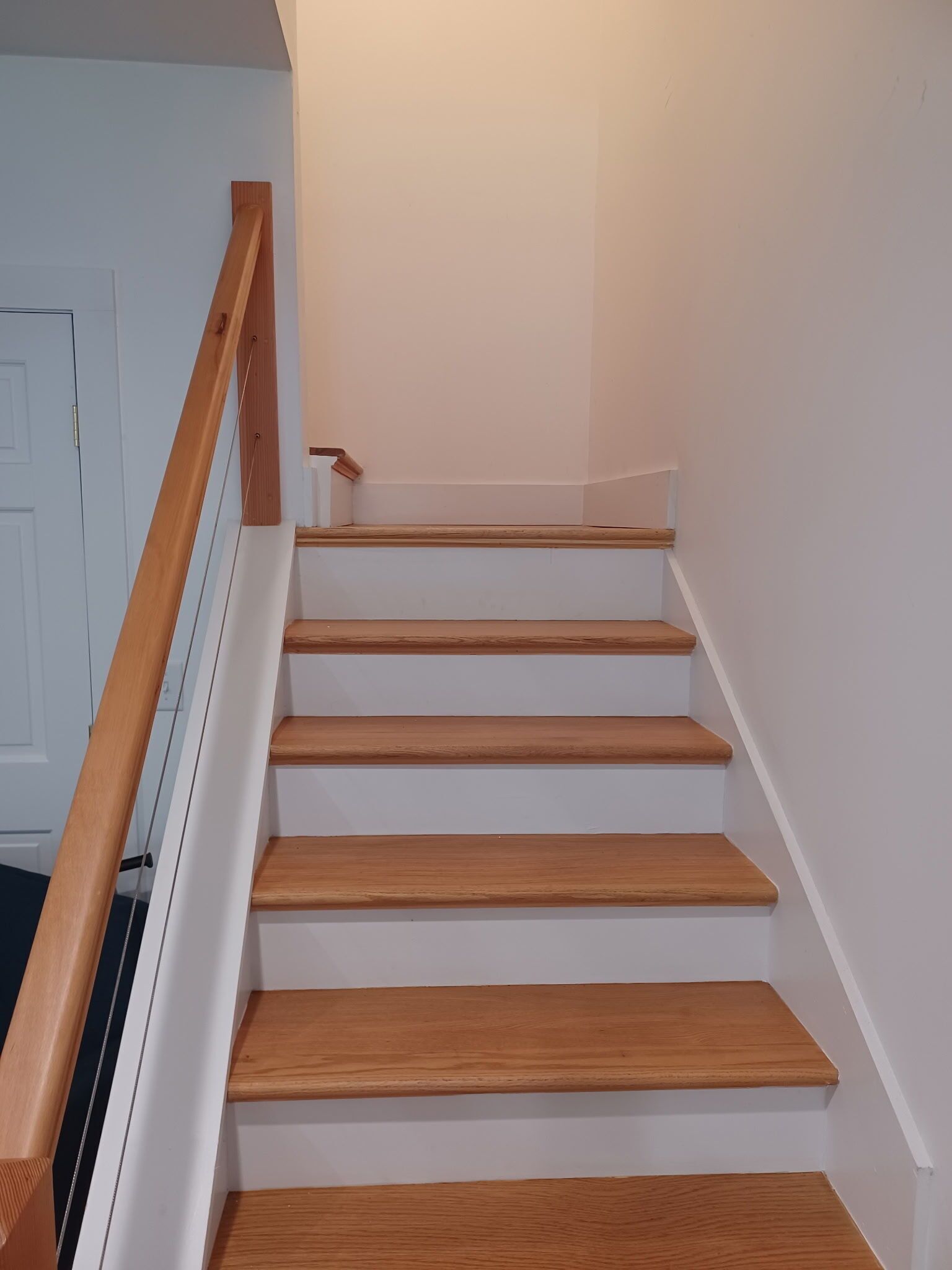 Eine Treppe mit Holzboden und einem Holzgeländer.