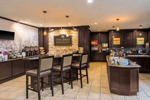 1BR Queen Suite w/ Kitchen | Free Breakfast + Pool