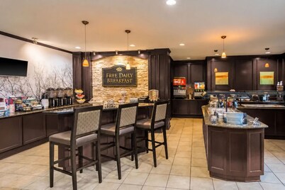 1BR Queen Suite w/ Kitchen | Free Breakfast + Pool