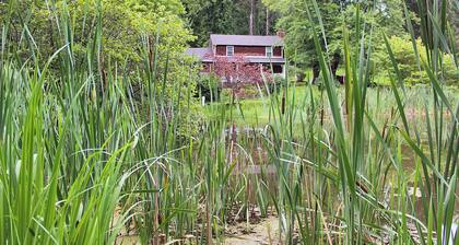 Huckleberry Floyd 3 BR Farmhouse Pond, Porch & Creek
