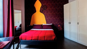 A room with a bed, a desk, a wardrobe, and a mirror. - LH51 Urban Suite – Design & Luxury in the Historic Center of Naples (Napoli)